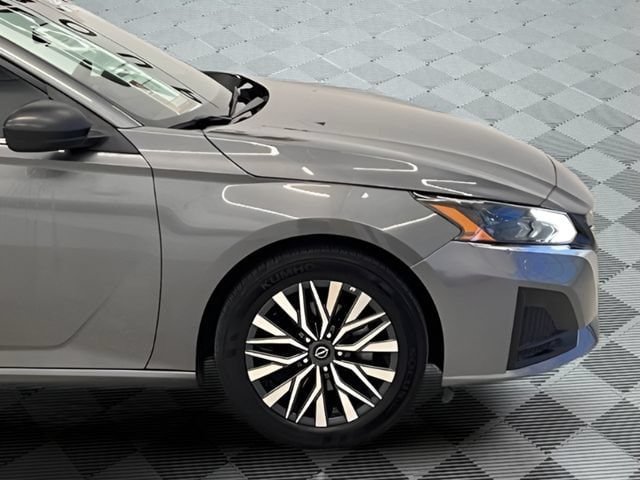 Used 2025 Nissan Altima 2.5 SV FWD image 7
