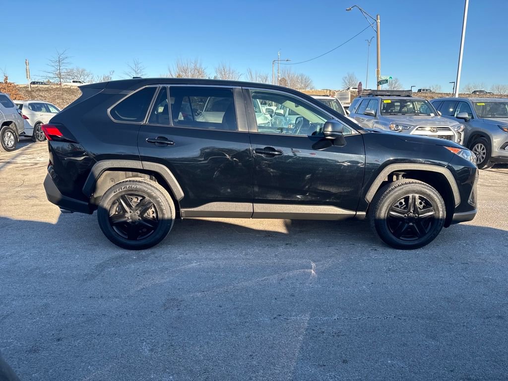 Used 2022 Toyota RAV4 LE image 9
