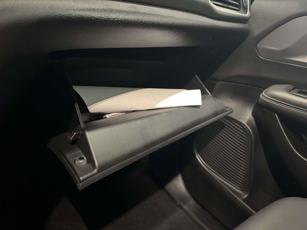 Used 2025 Chrysler Pacifica Select image 32