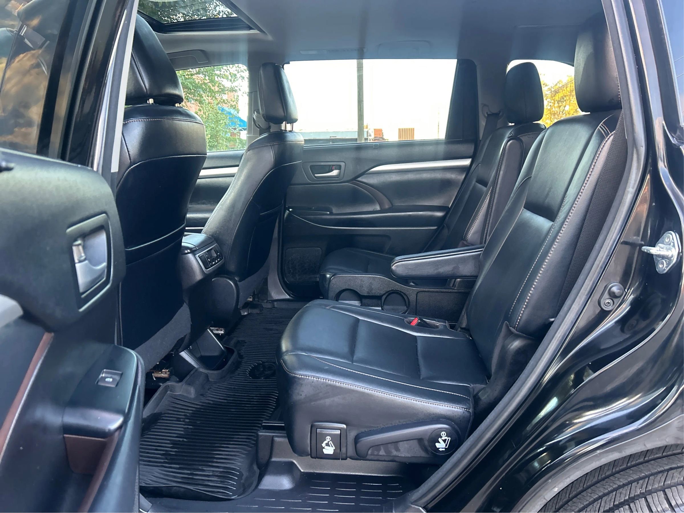 Used 2018 Toyota Highlander XLE image 11