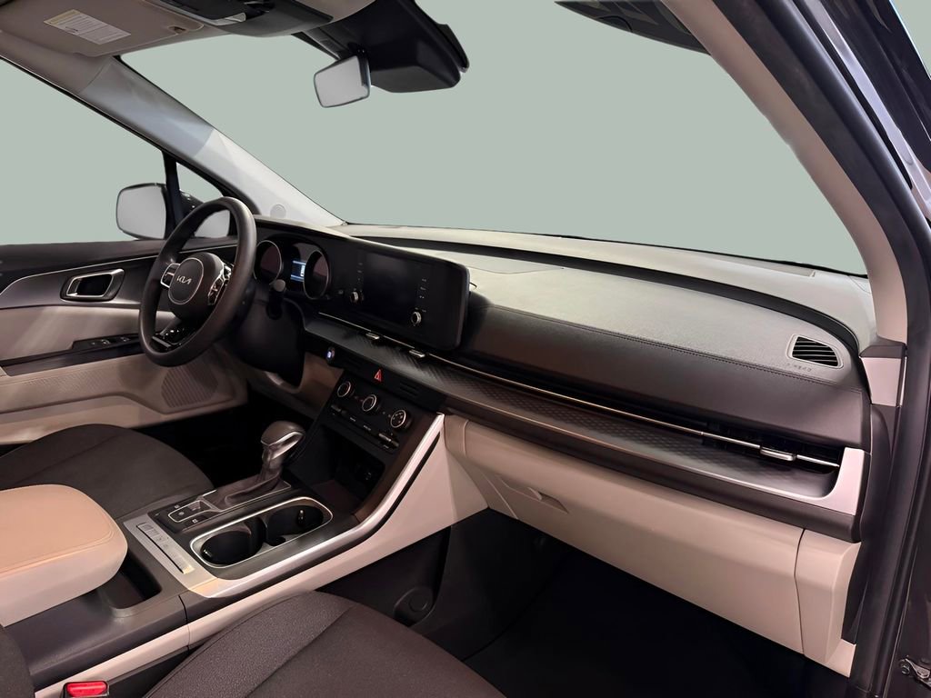 Used 2022 Kia Carnival LX image 9