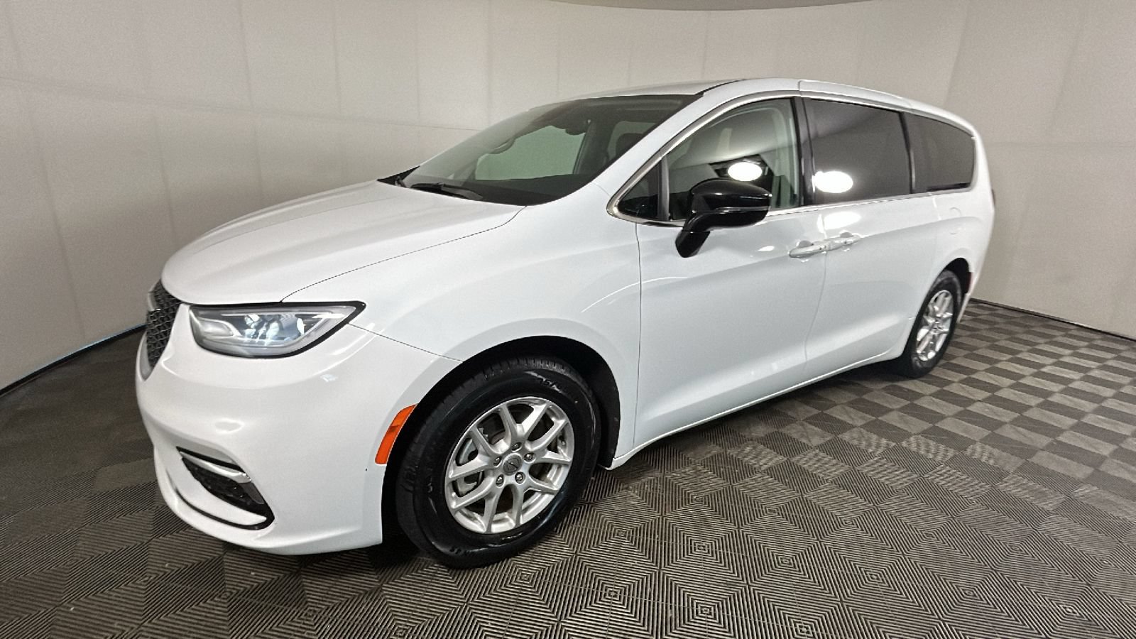 Used 2024 Chrysler Pacifica Touring-L FWD image 7