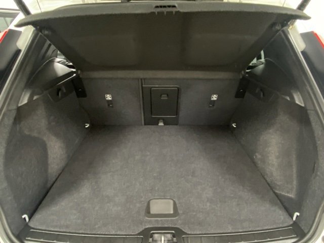 Used 2025 Volvo XC40 B5 Core image 9