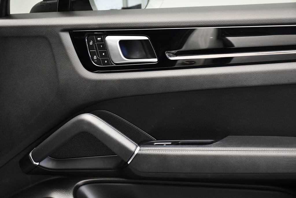 Used 2022 Porsche Cayenne image 48