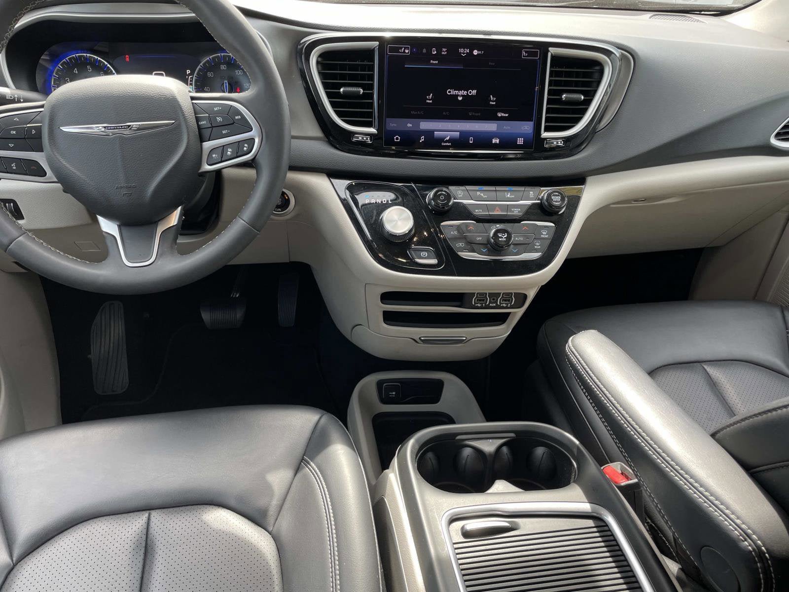Used 2023 Chrysler Pacifica Touring-L FWD image 13