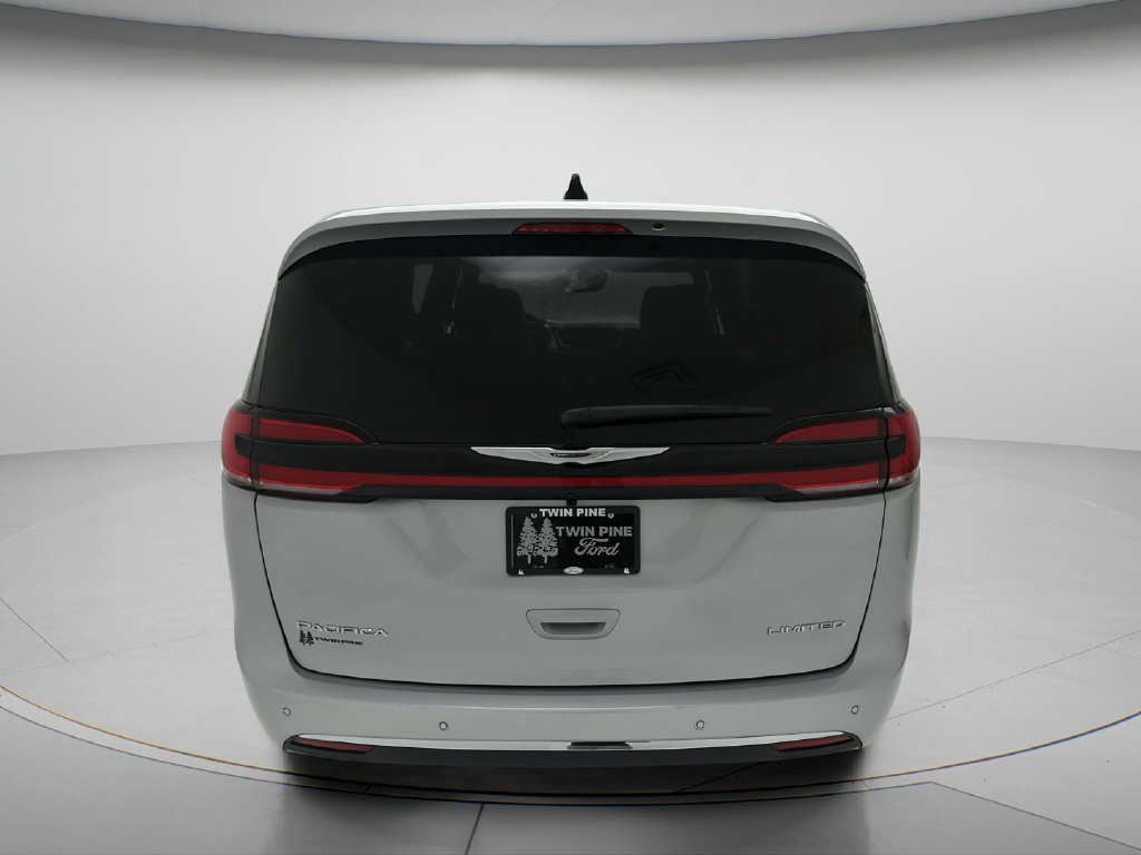 Used 2026 Chrysler Pacifica Limited FWD image 4