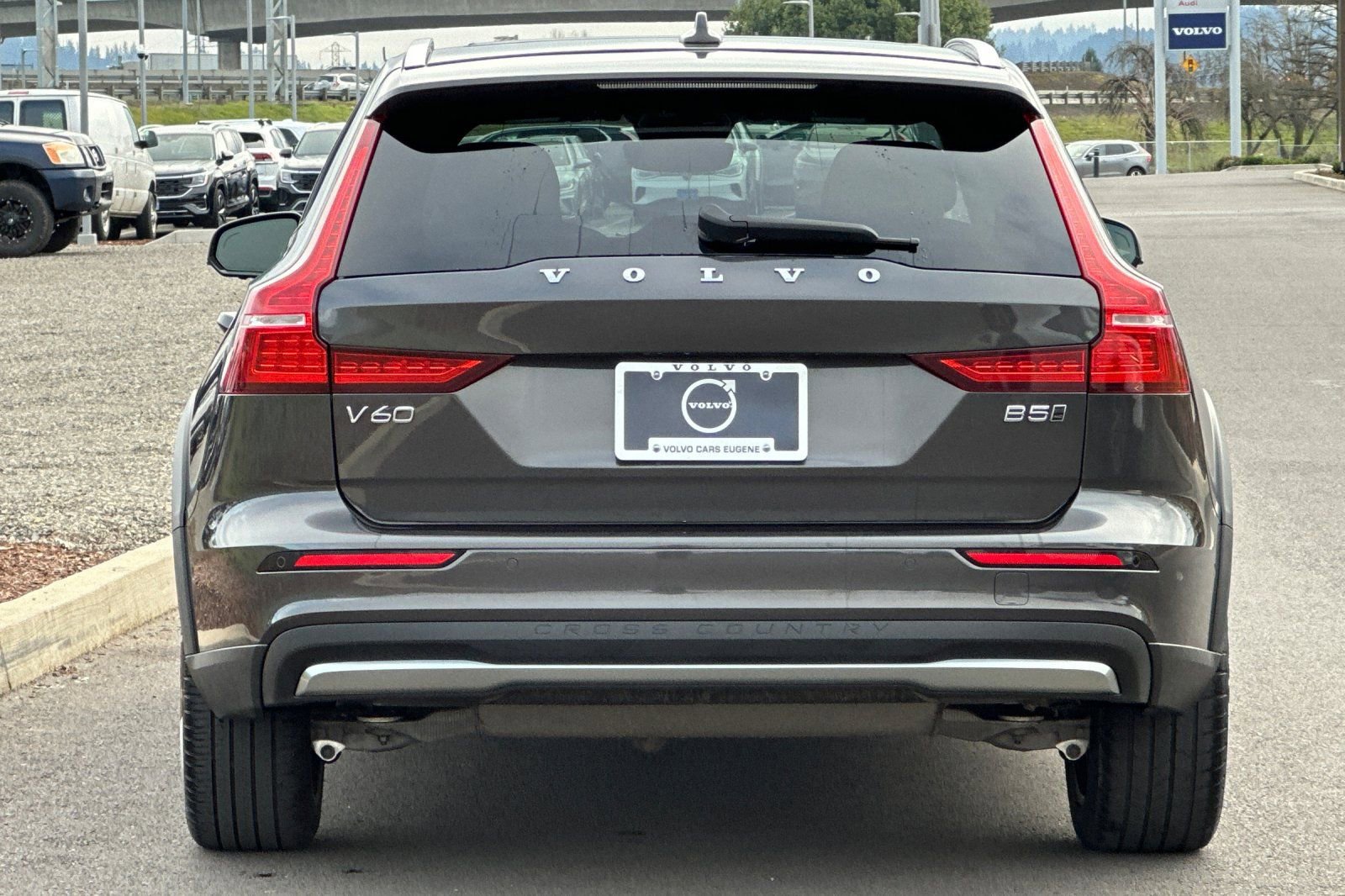 Used 2025 Volvo V60 B5 Cross Country Plus image 4