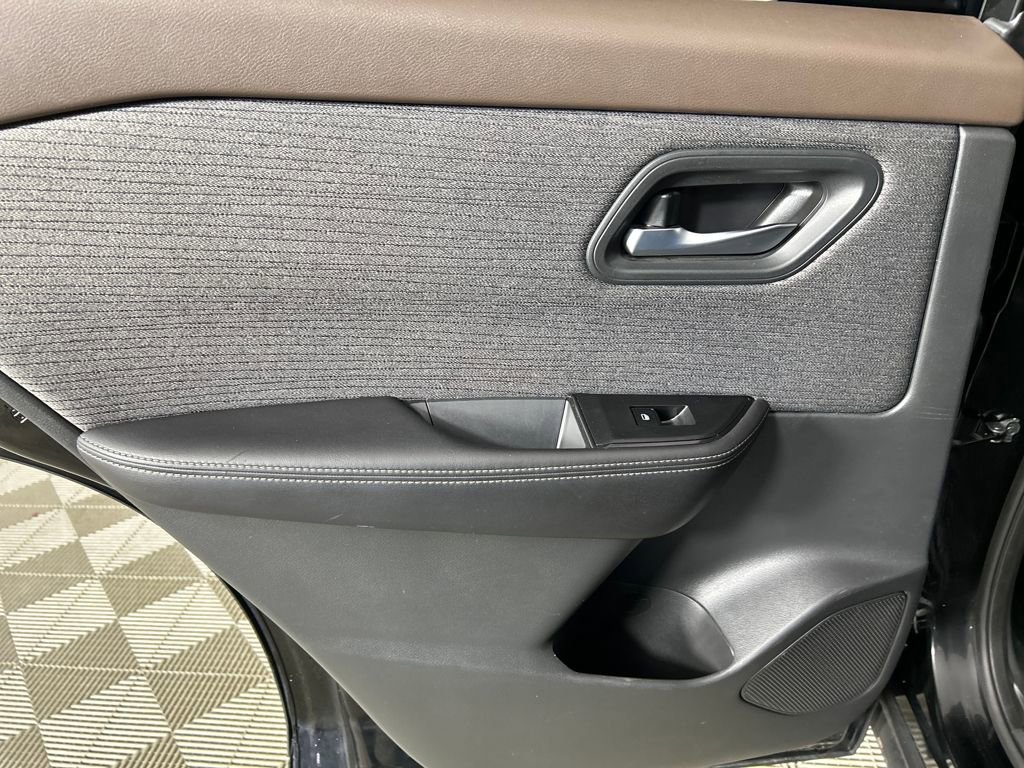 Used 2022 Nissan Rogue SV FWD image 16