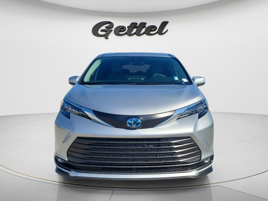 Certified 2025 Toyota Sienna XLE video 2