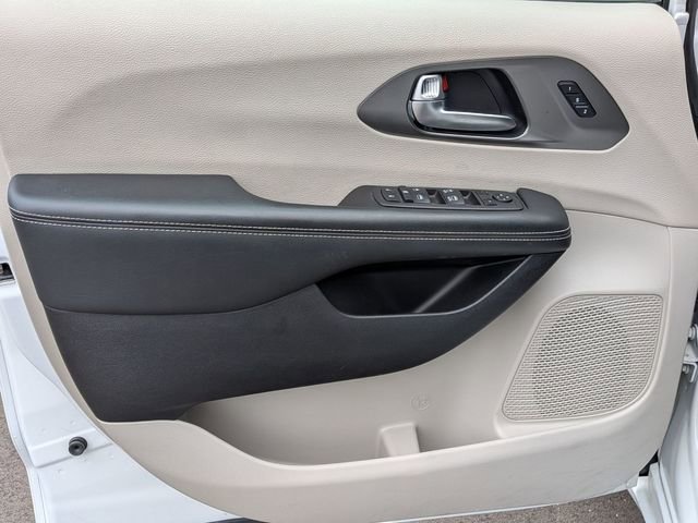 Certified 2023 Chrysler Pacifica Touring-L FWD image 14