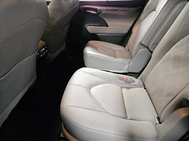 Used 2023 Toyota Highlander Platinum FWD image 16