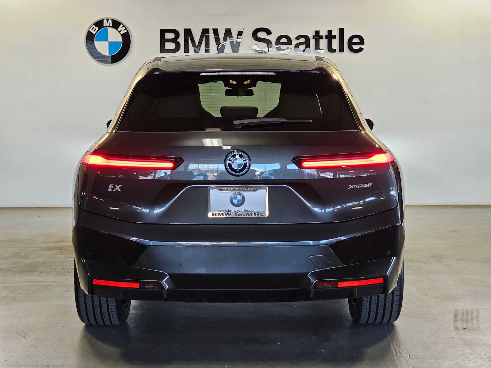 Used 2024 BMW iX xDrive50 w/ Sport Package AWD/4WD image 5