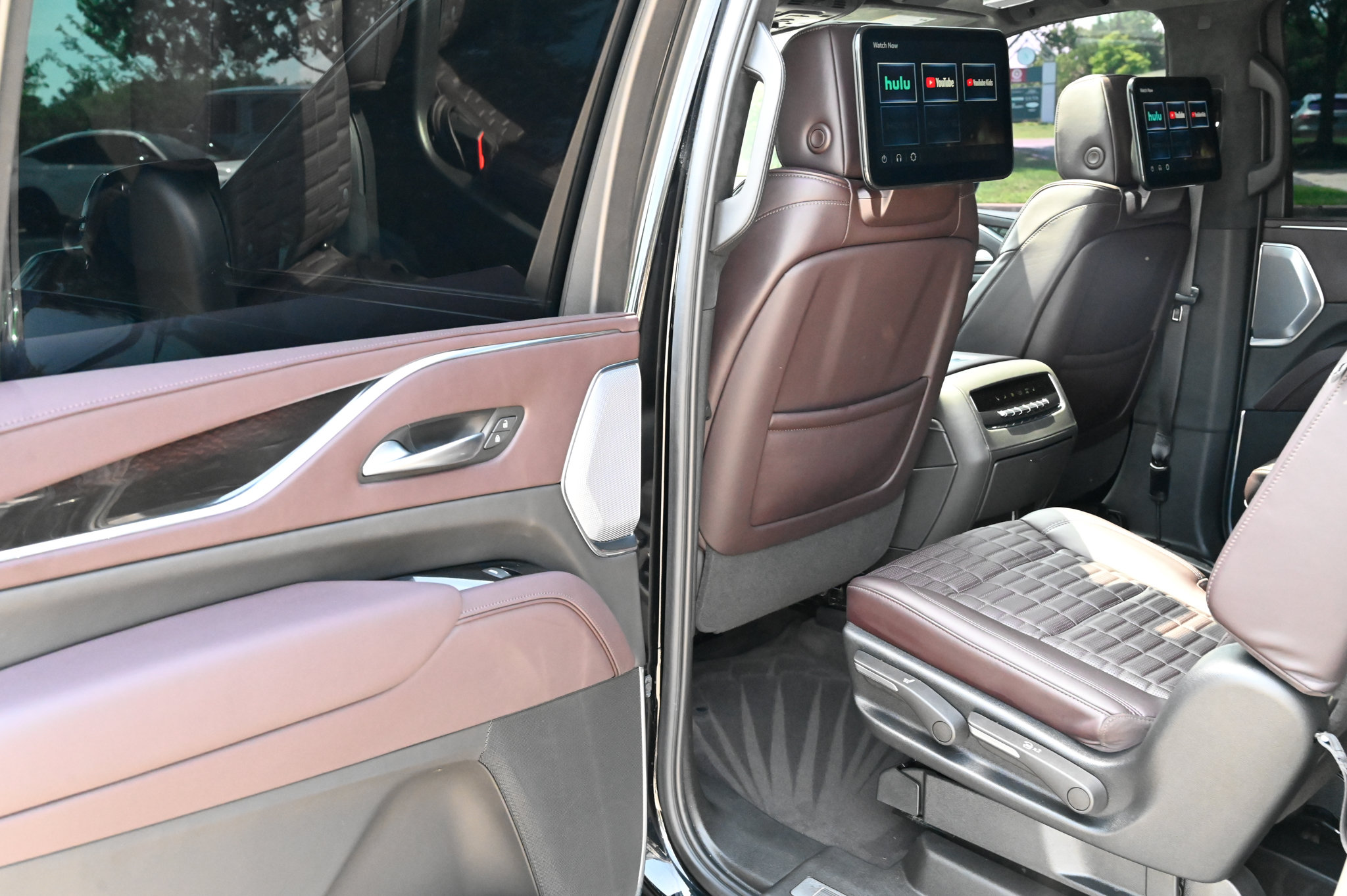 Used 2023 Cadillac Escalade ESV Sport Platinum w/ LPO, ONYX Package AWD/4WD image 35