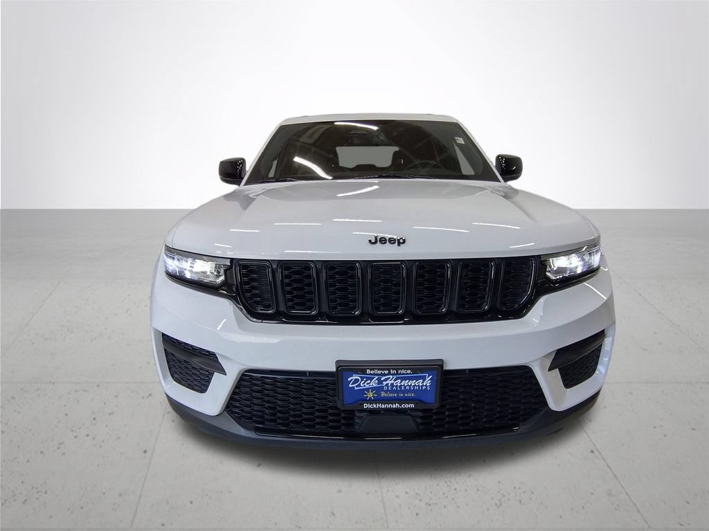 Used 2023 Jeep Grand Cherokee Altitude AWD/4WD image 3