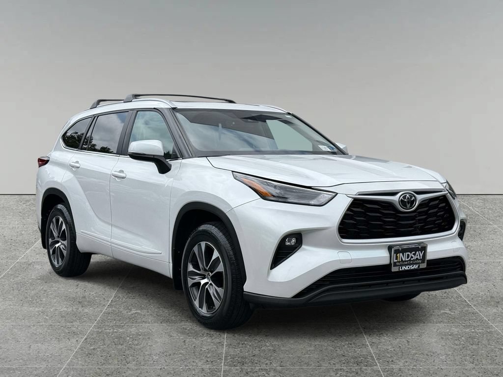 Used 2023 Toyota Highlander XLE AWD/4WD image 9