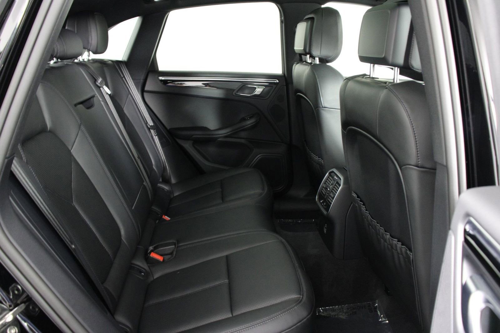 Certified 2025 Porsche Macan AWD/4WD image 32