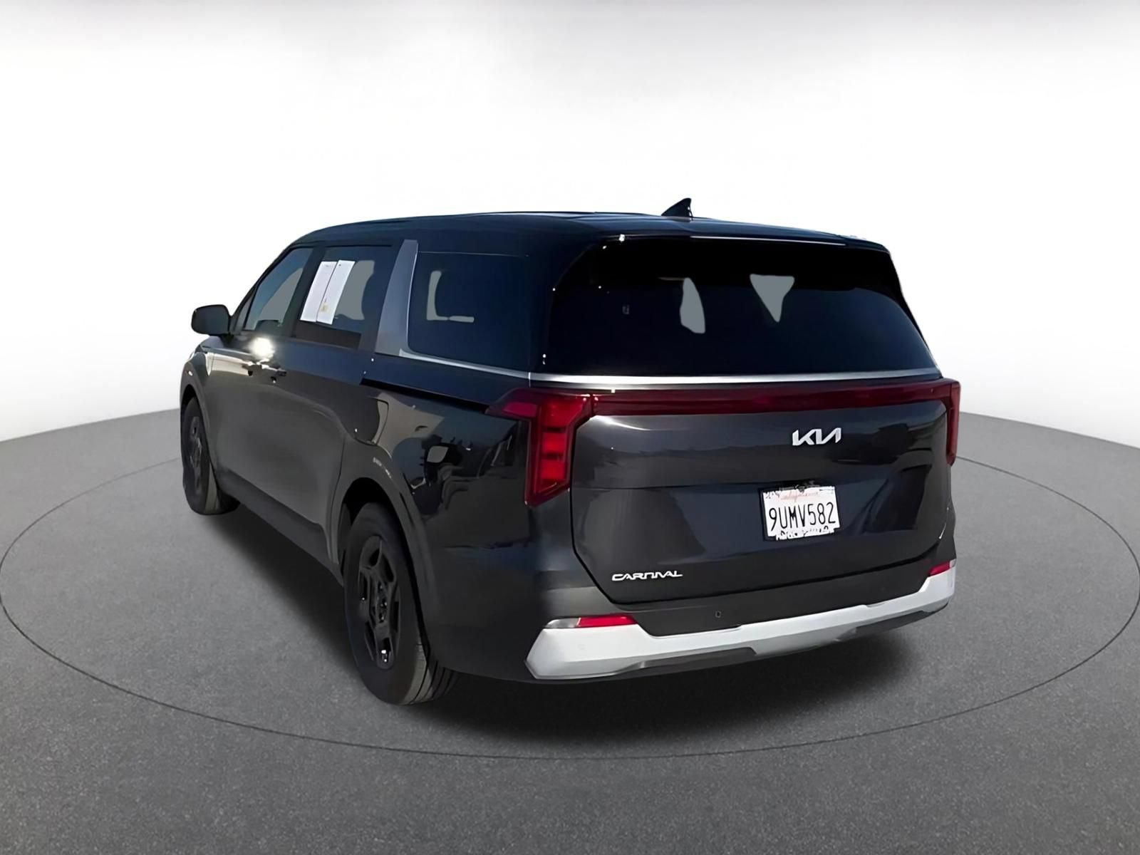 Used 2026 Kia Carnival FWD image 11
