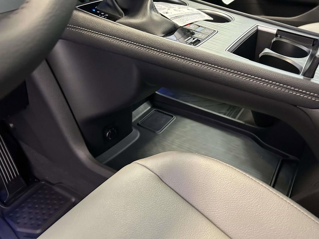 Used 2026 Toyota Sienna XLE FWD image 21