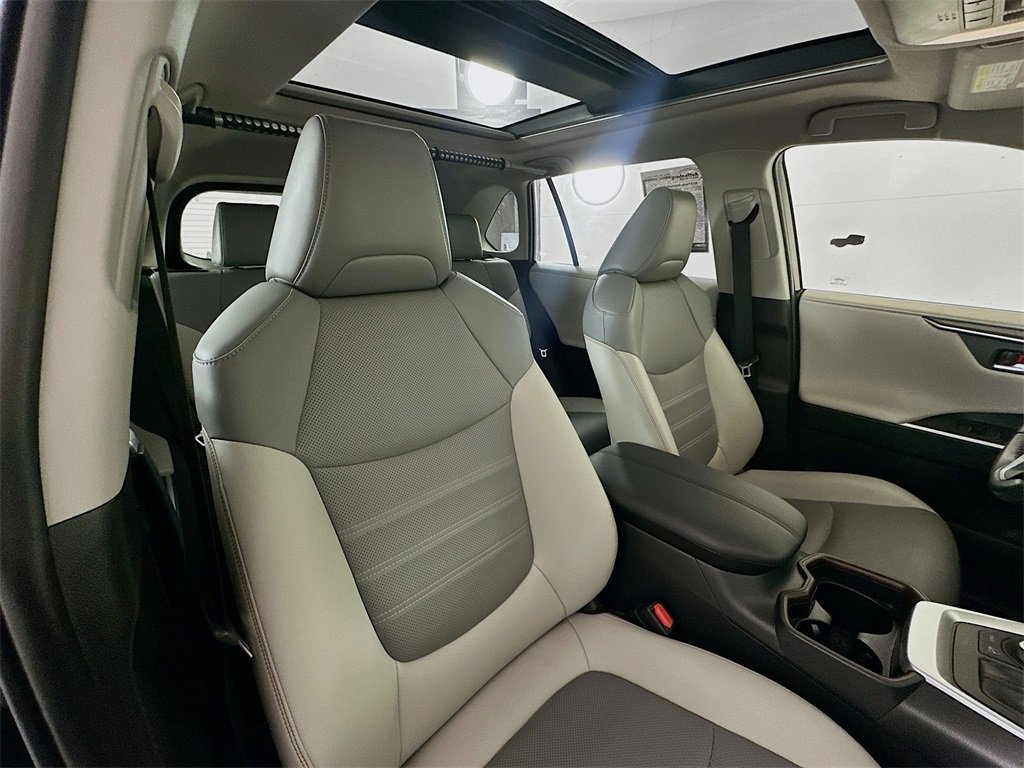 Used 2019 Toyota RAV4 Limited image 29