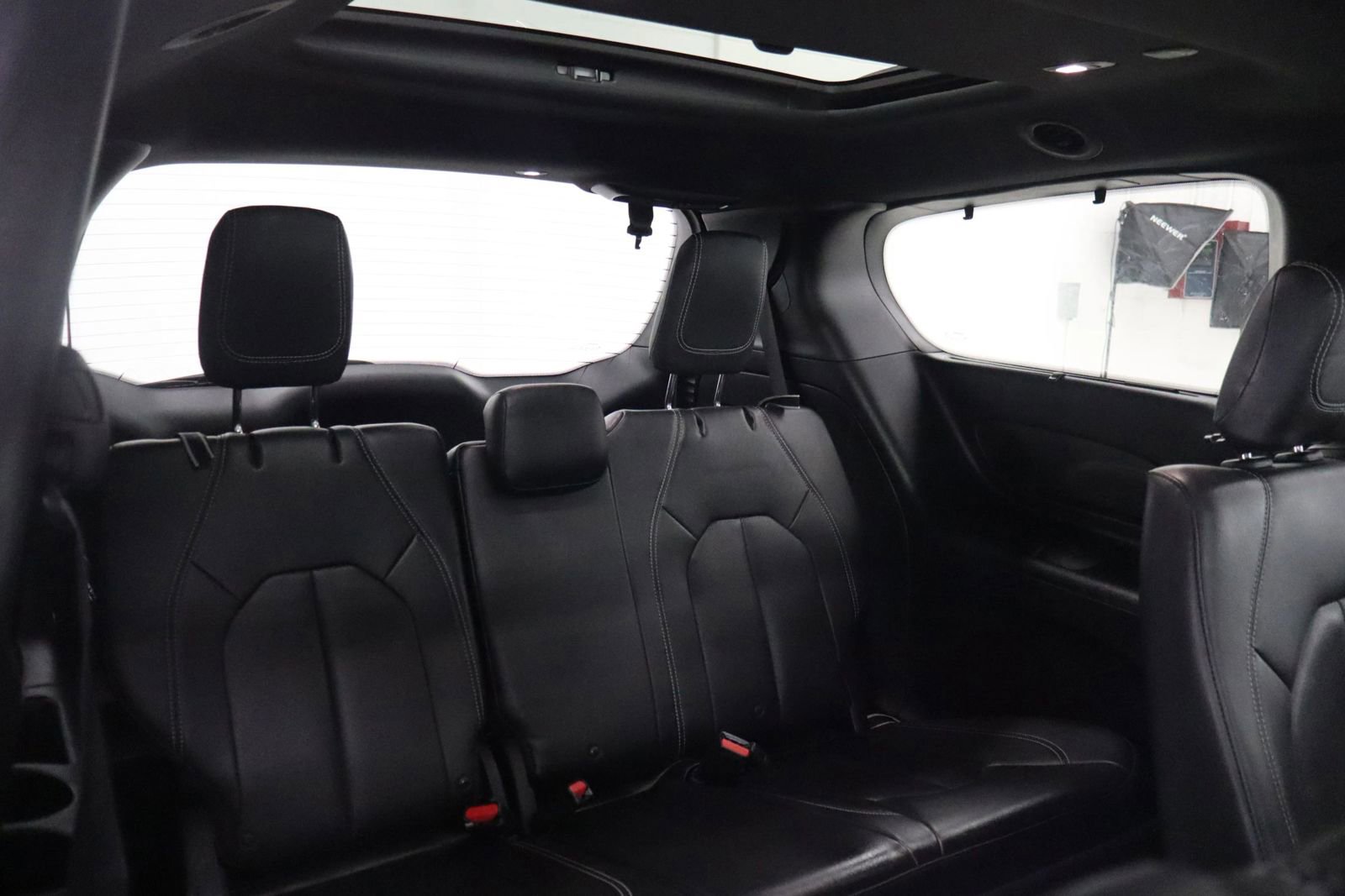 Used 2018 Chrysler Pacifica Touring-L Plus w/ Advanced Safetytec Group FWD image 17