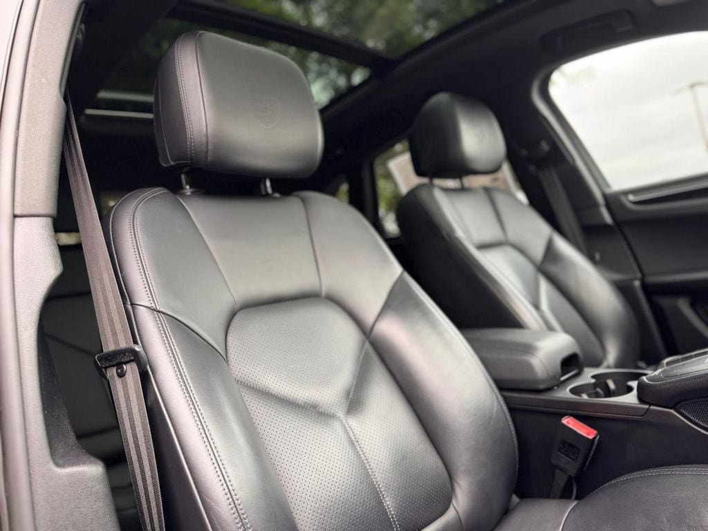 Used 2020 Porsche Macan AWD/4WD image 30