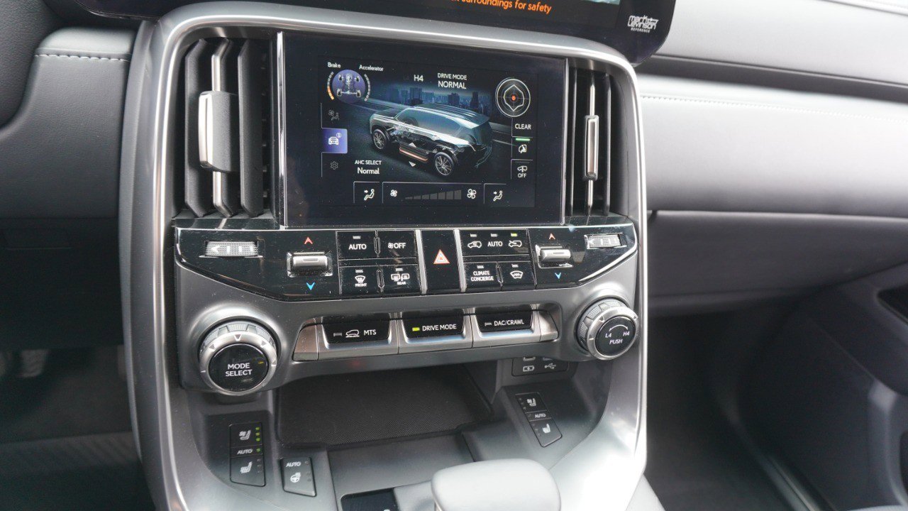 Used 2024 Lexus LX 600 4WD w/ Luxury Package image 18