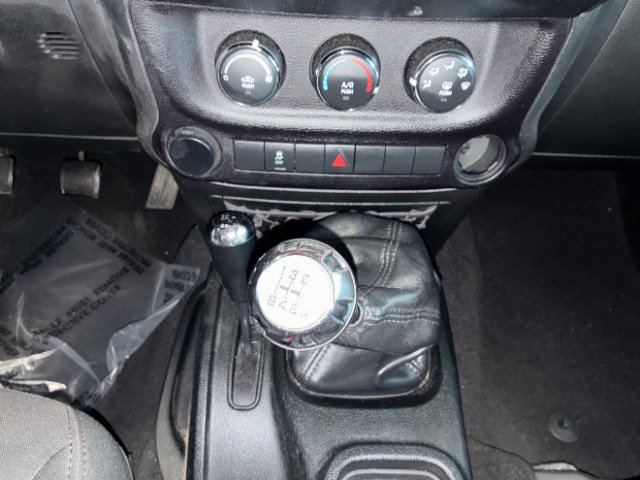Used 2018 Jeep Wrangler Unlimited Sport w/ Connectivity Group AWD/4WD image 21