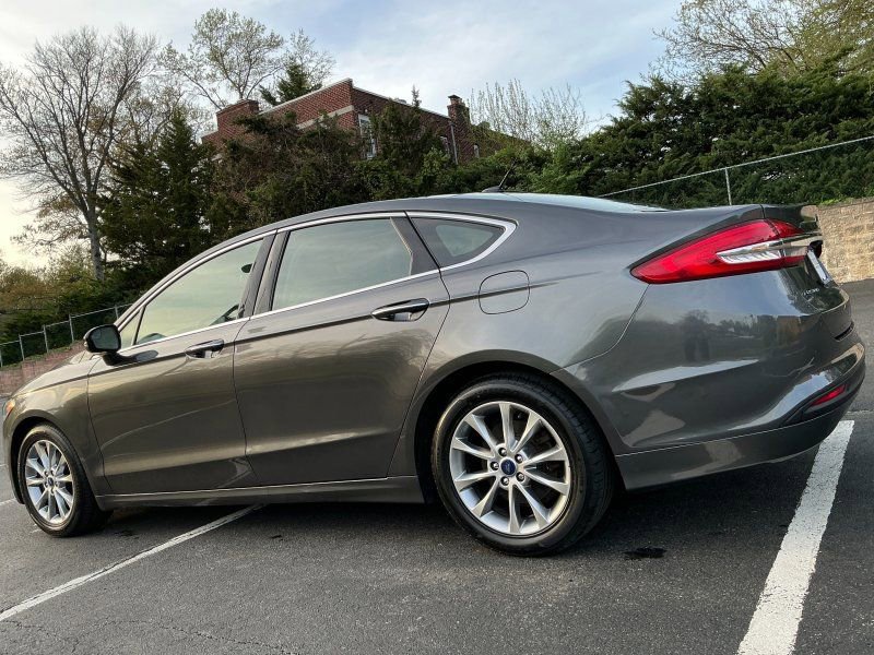 Used 2017 Ford Fusion SE FWD image 7