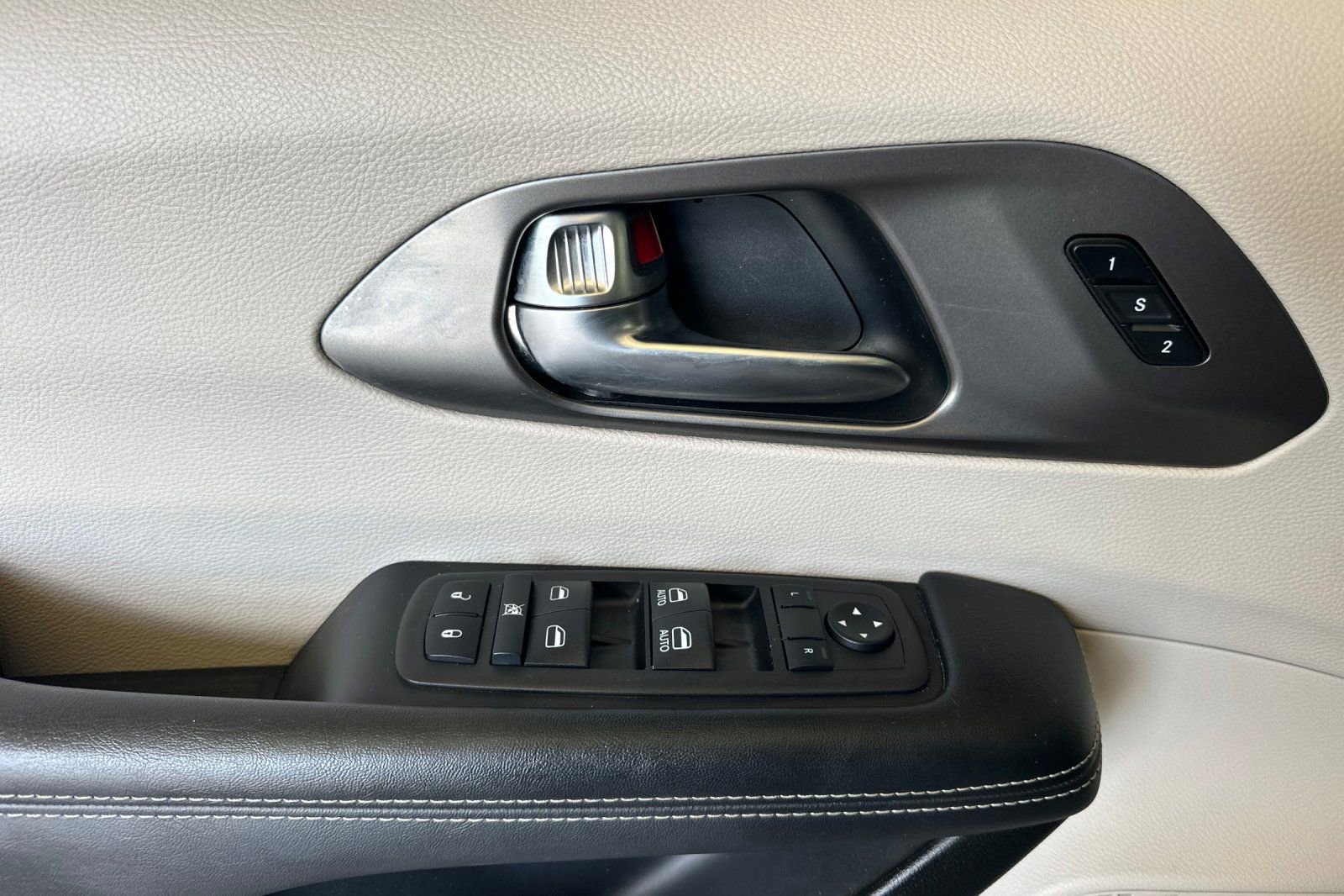 Used 2023 Chrysler Pacifica Touring-L FWD image 11