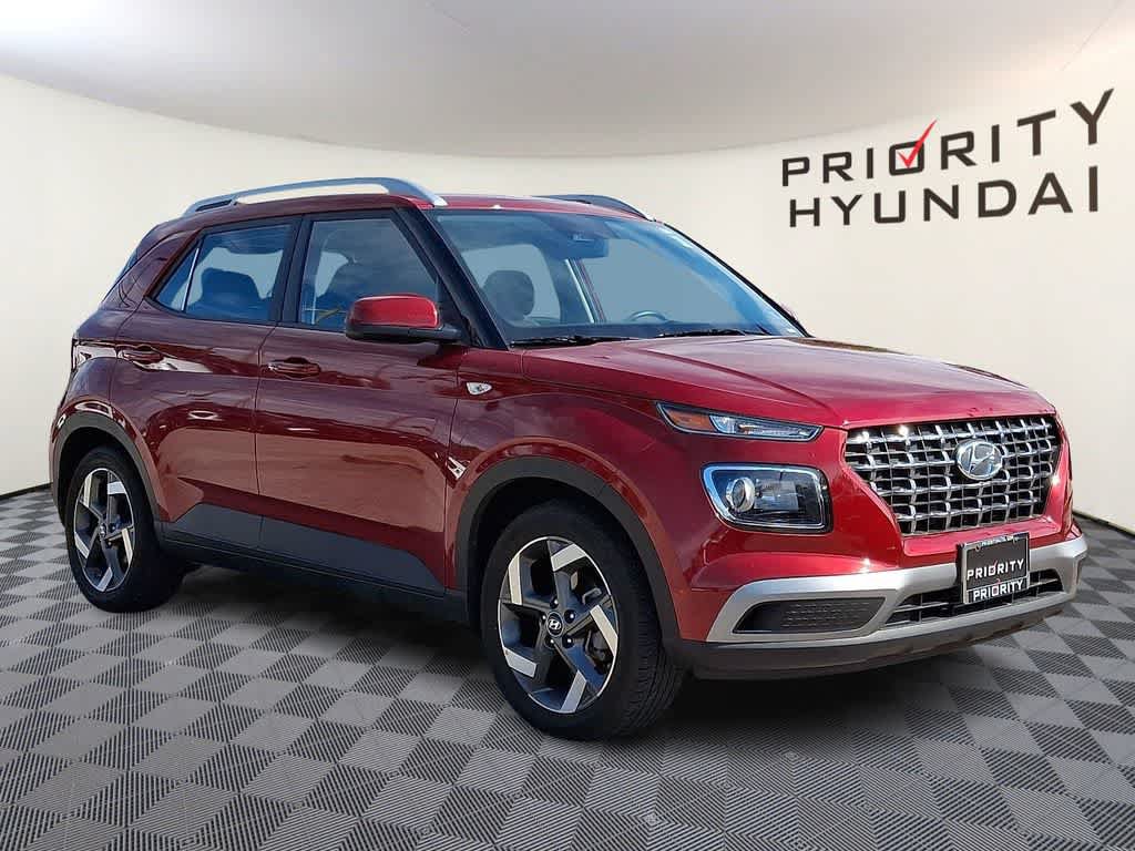 Certified 2025 Hyundai Venue SEL FWD image 3