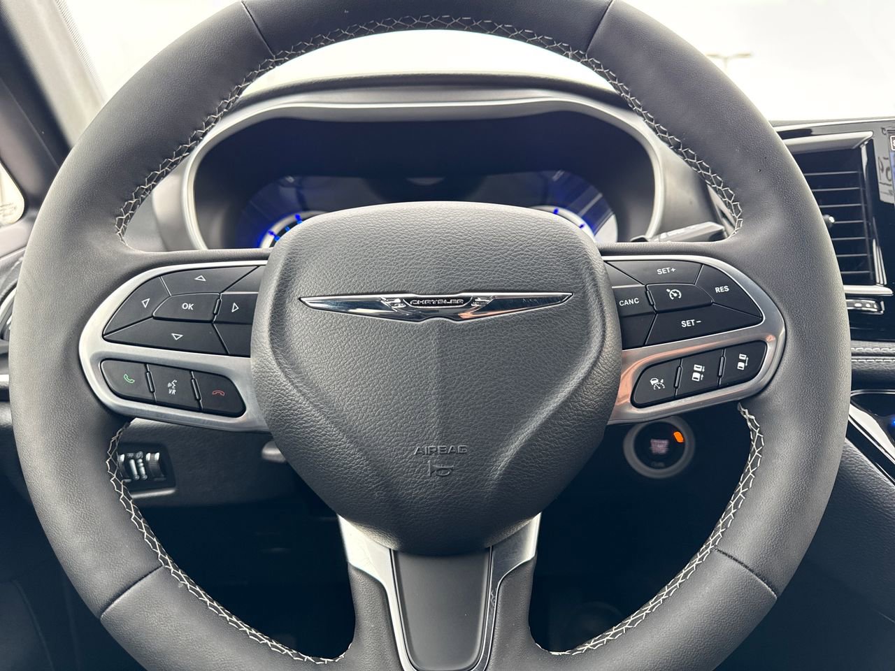 Used 2025 Chrysler Pacifica Select w/ Uconnect Theater Family Group image 20