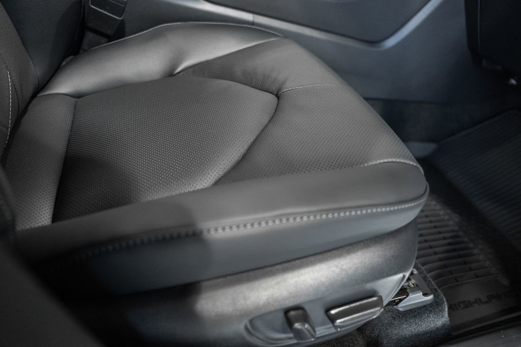 New 2026 Toyota Highlander Platinum image 40