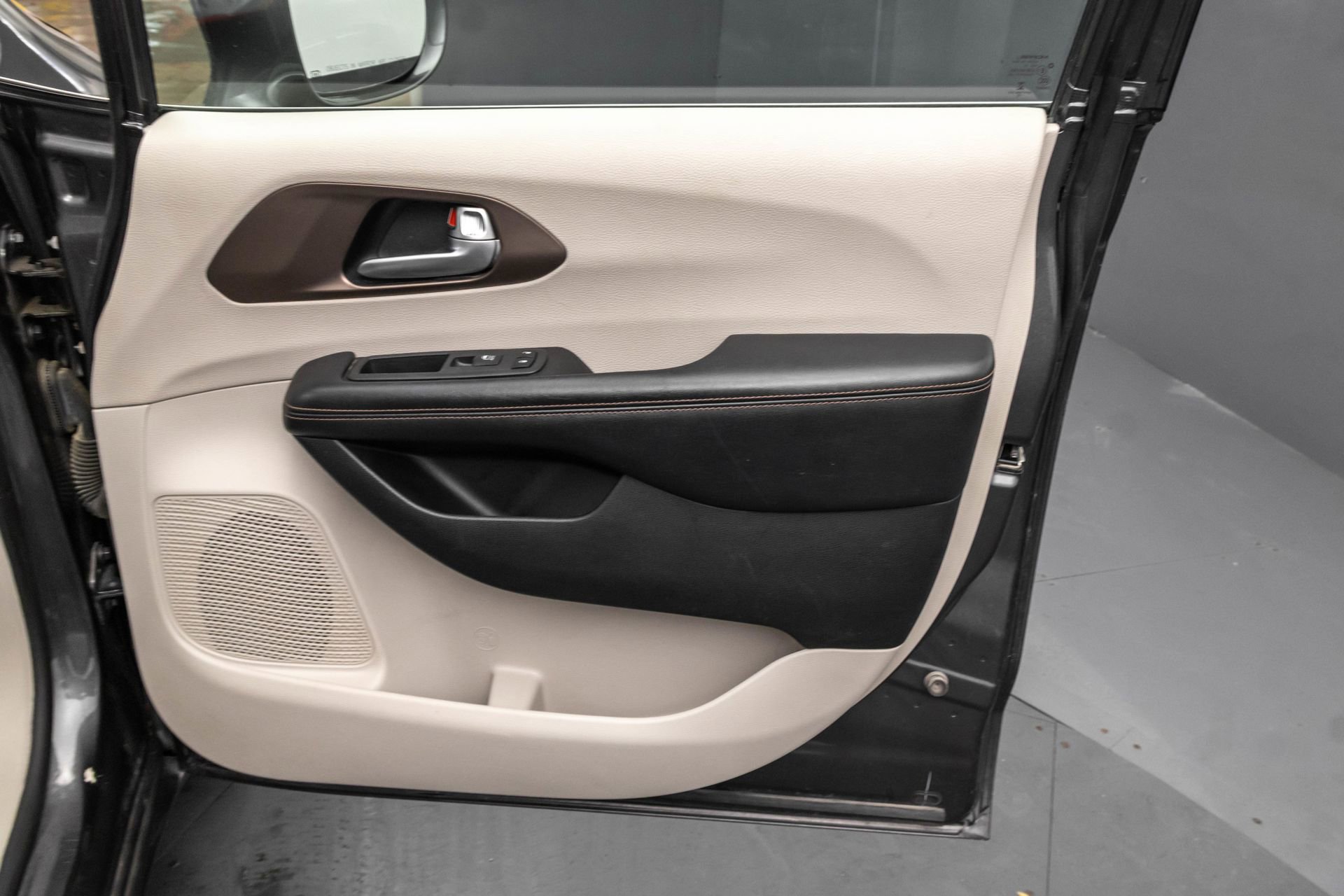 Used 2019 Chrysler Pacifica Touring Plus w/ Tire & Wheel Group image 40