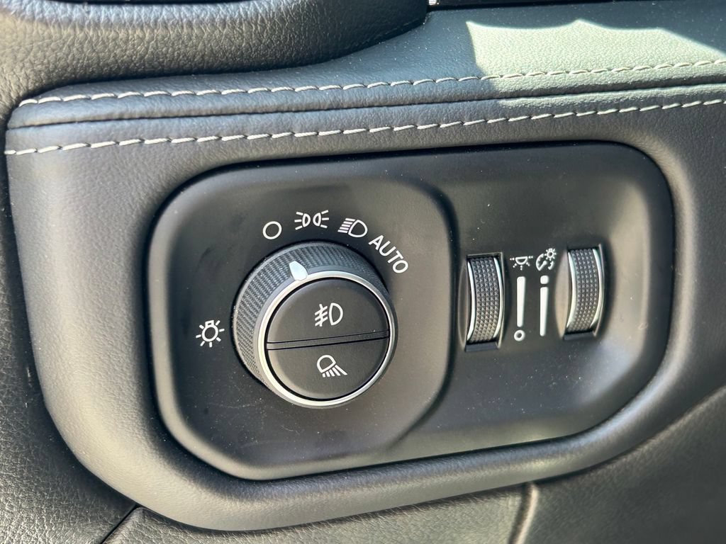 Used 2025 RAM 3500 Limited AWD/4WD image 28