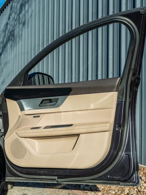 Used 2016 Jaguar XF Premium image 45