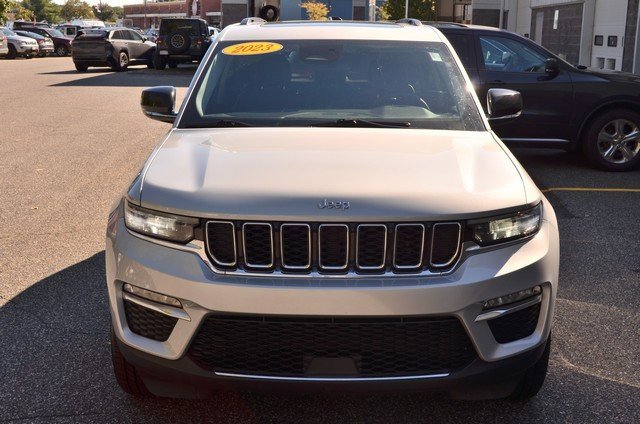 Used 2023 Jeep Grand Cherokee Limited image 3