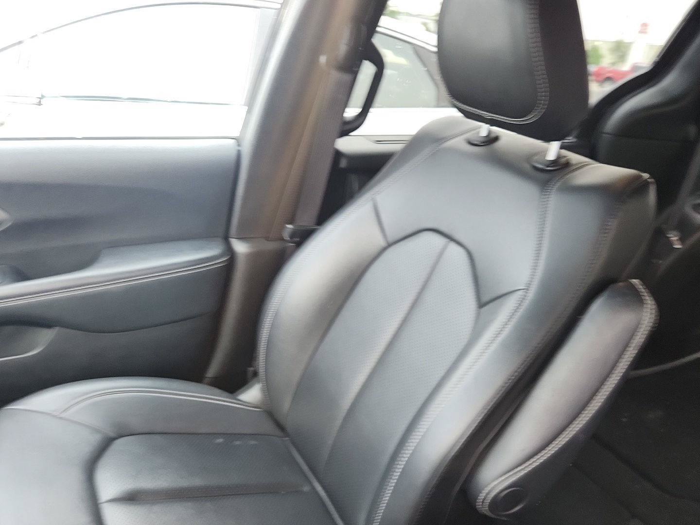 Used 2025 Chrysler Pacifica Select FWD image 14