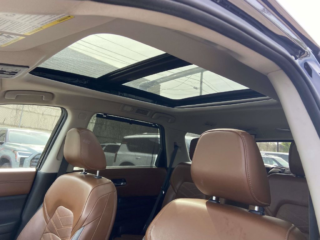 Used 2023 Nissan Pathfinder Platinum AWD/4WD image 15