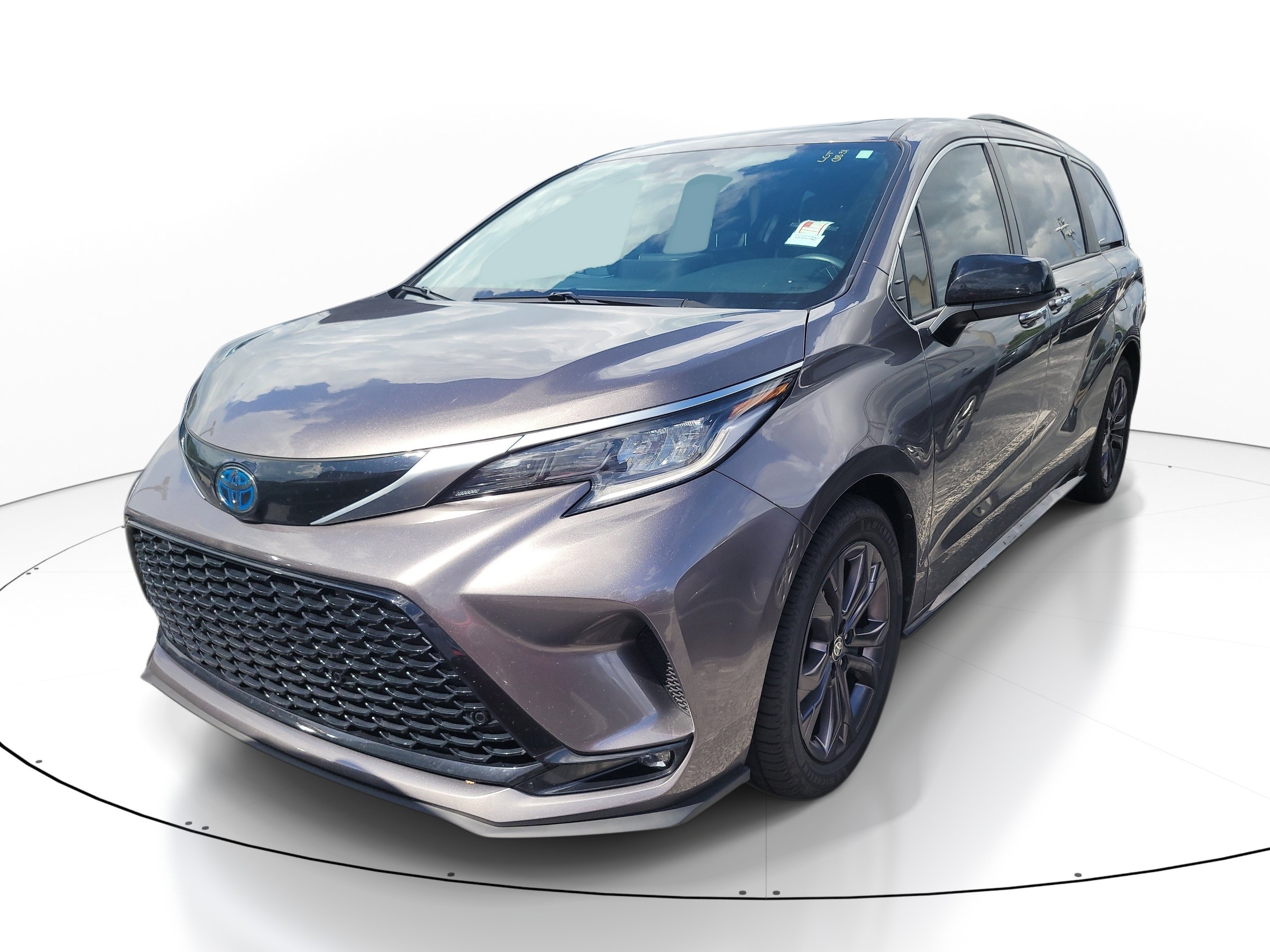 Used 2022 Toyota Sienna XSE FWD image 3