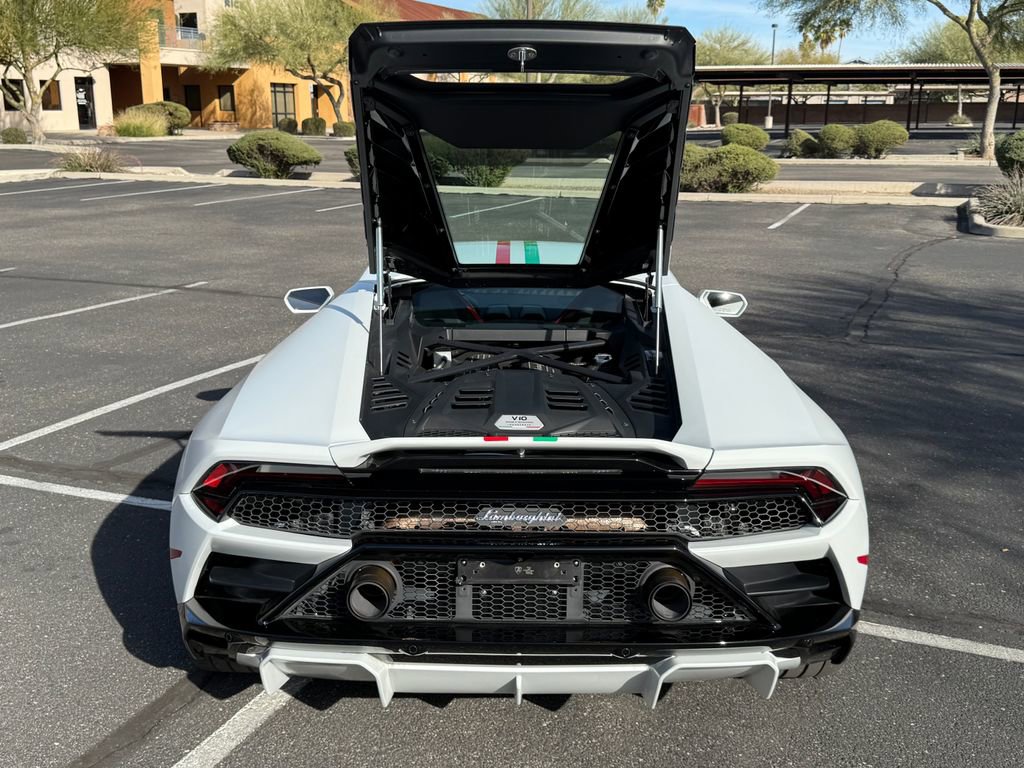 Used 2021 Lamborghini Huracan EVO image 18