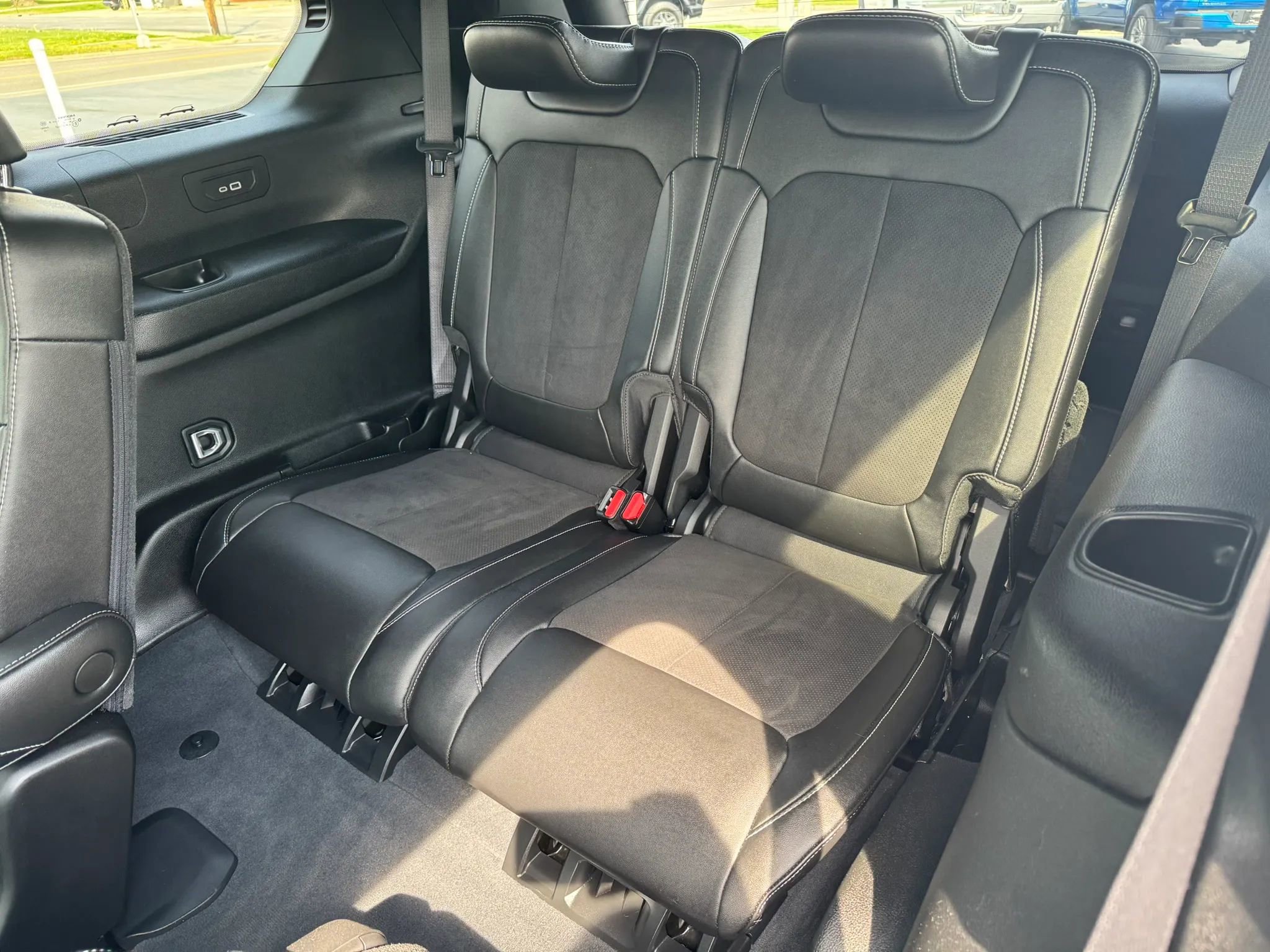 Used 2023 Jeep Grand Cherokee L Laredo image 7