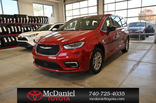 Used 2025 Chrysler Pacifica Select