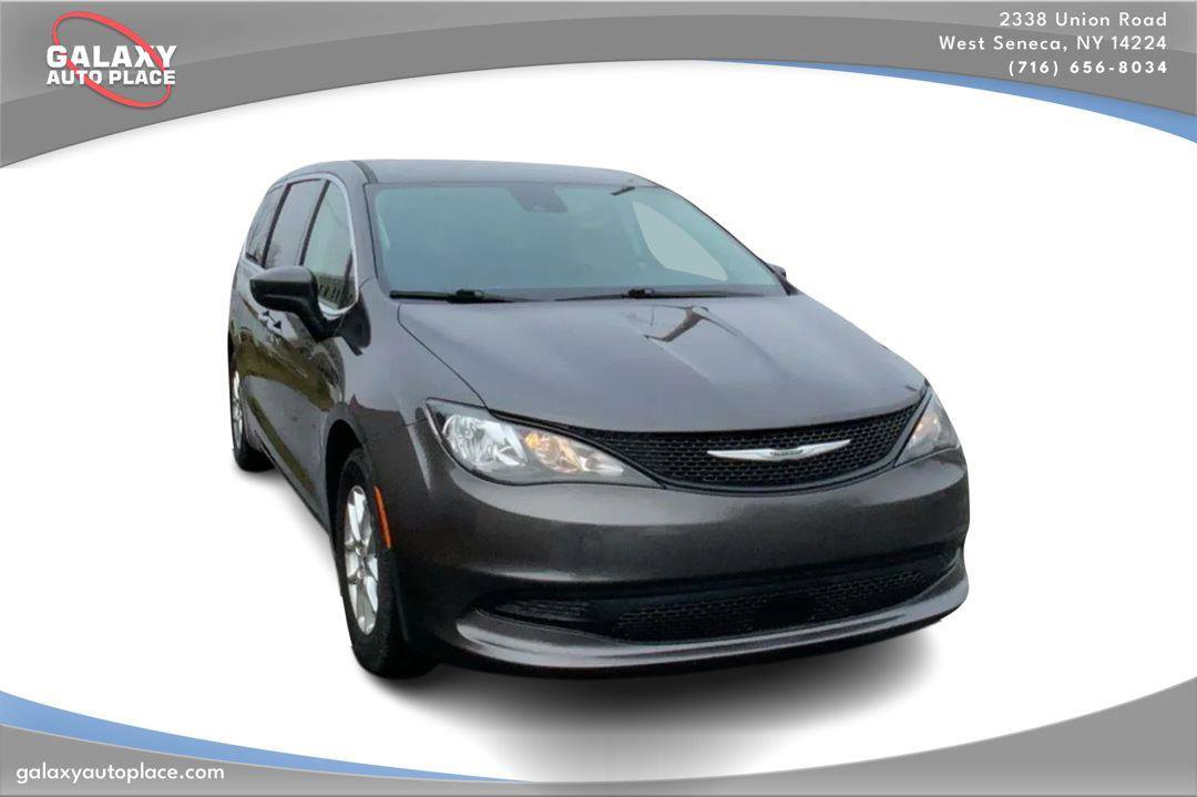 Used 2023 Chrysler Voyager LX image 3