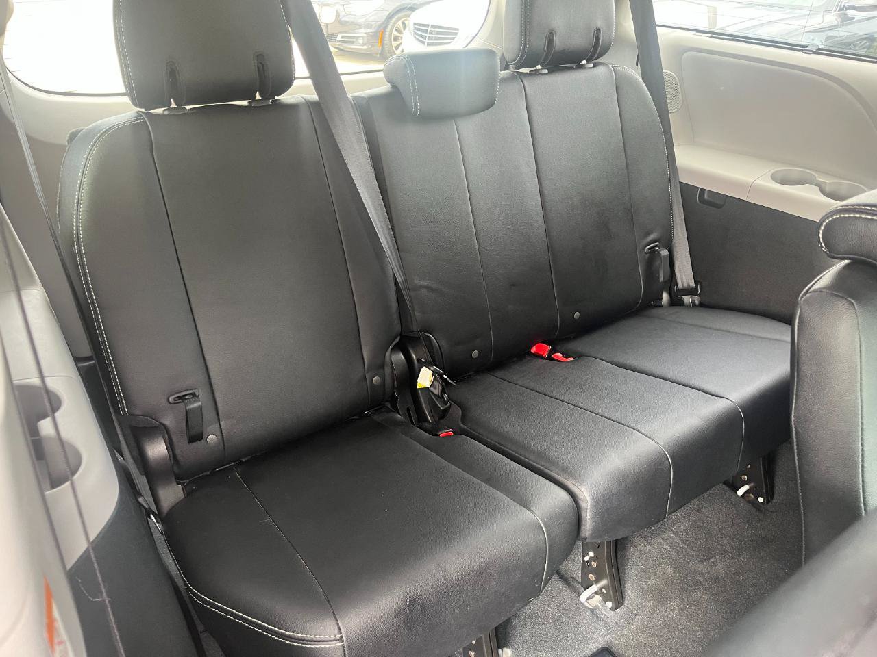 Used 2019 Toyota Sienna SE w/ SE Preferred Package FWD image 22