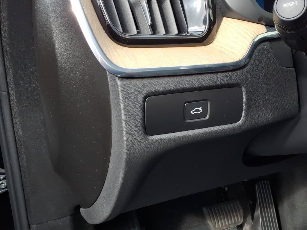 Certified 2026 Volvo XC60 B5 Ultra AWD/4WD image 11