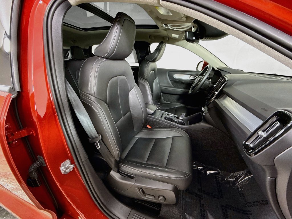 Used 2021 Volvo XC40 T5 Momentum w/ Premium Package AWD/4WD image 32