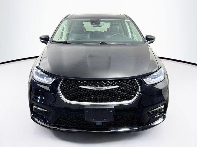 Used 2023 Chrysler Pacifica Touring-L FWD image 2