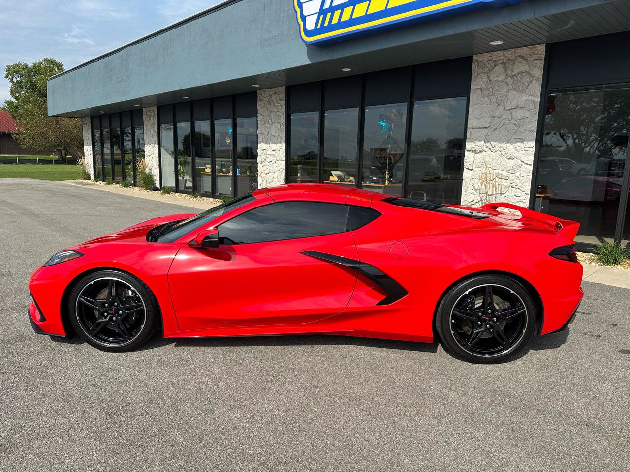 Used 2021 Chevrolet Corvette Stingray Coupe w/ Z51 Performance Package RWD image 4