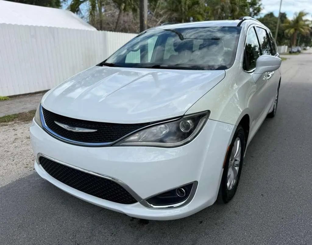 Used 2018 Chrysler Pacifica Touring-L FWD image 5