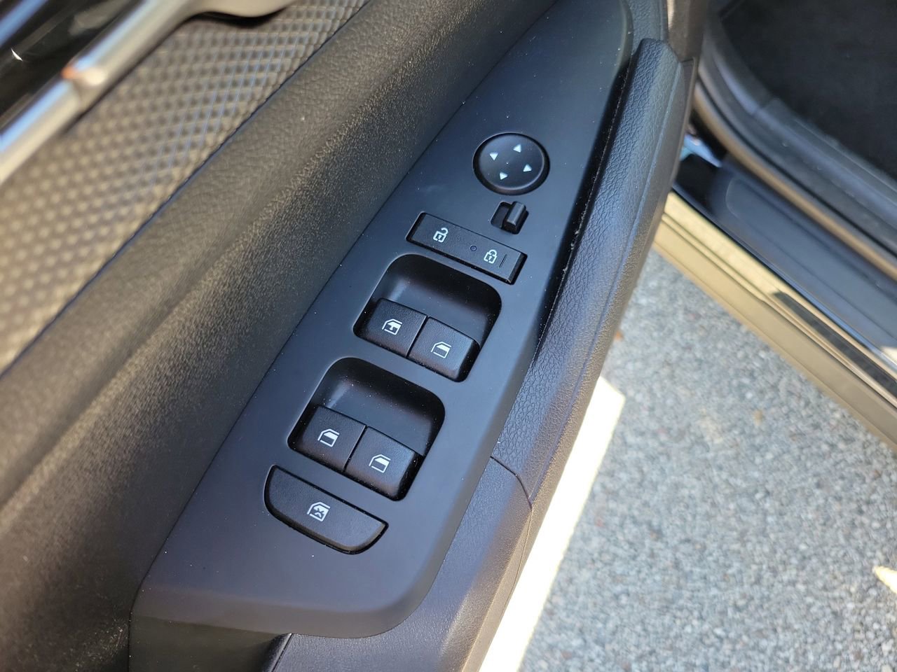 Used 2025 Kia Sportage LX image 13